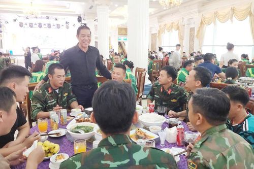 Bữa cơm ấm tình người sau bão