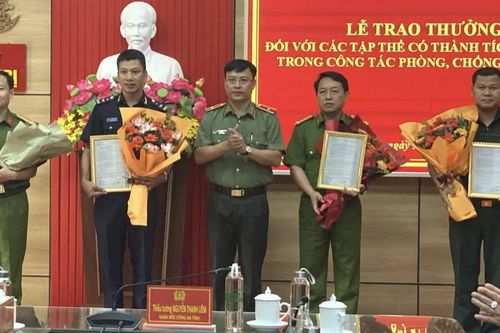 Khen thưởng các đơn vị tham gia phá án ma túy, giết người