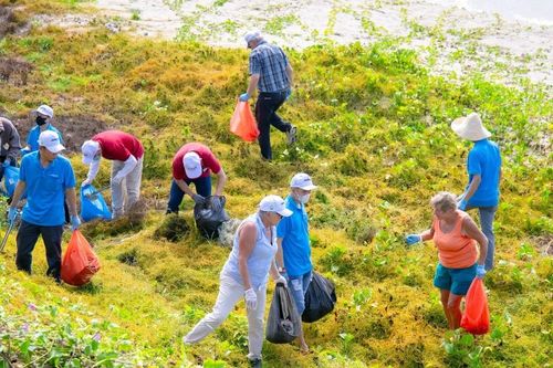 Ông chủ tập đoàn Thụy Sĩ huy động công nhân thu gom rác thải khắp nơi