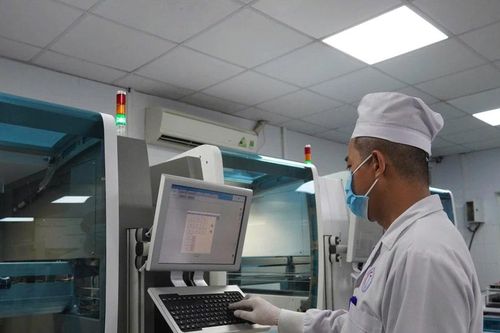 Bệnh viện tuyến cuối miền Tây chạy hệ thống xét nghiệm tự động mới