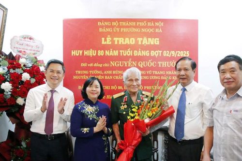 Trung tướng Nguyễn Quốc Thước nhận Huy hiệu 80 năm tuổi Đảng