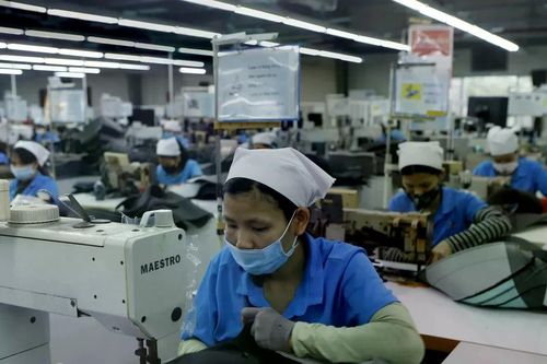Lao động khu công nghiệp: Ở ngoài thì thừa, bên trong kêu thiếu