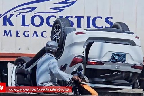 Ô tô tông dải phân cách rồi lật ngửa trên cầu