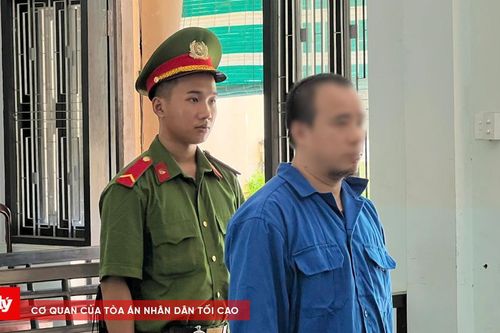 Vào tù vì nhận 'quà kỷ niệm' là viên đạn