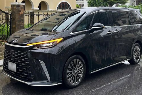 Đi 1 tháng, xe sang Lexus LM 2025 bán giá cao hơn xe mới, chủ xe lãi cả tỷ?