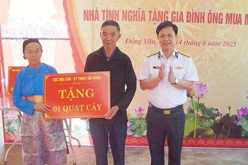 Bộ đội Hải quân tặng nhà tình nghĩa cho đồng bào dân tộc thiểu số ở Tuyên Quang