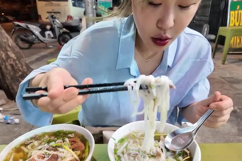 Khách Hàn thưởng thức món 'thèm bấy lâu' ở vỉa hè Hà Nội, gọi liền 2 suất