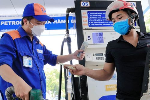Giá xăng dầu đồng loạt tăng, RON95 vượt 20.300 đồng/lít