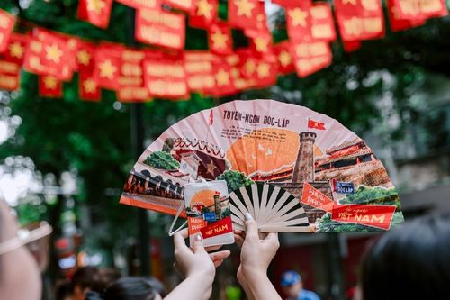 Phố phường đỏ rực cờ hoa: Photobooth SHB lan tỏa niềm vui trước thềm Quốc khánh