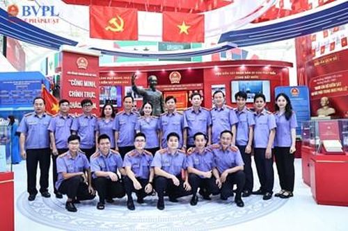 Nhiều đoàn tham quan, nhân dân ấn tượng với gian trưng bày của Viện kiểm sát nhân dân