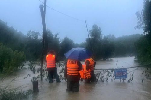 Xuyên mưa lũ trong đêm, Công an xã Nghĩa Hành kịp thời đưa sản phụ đi sinh
