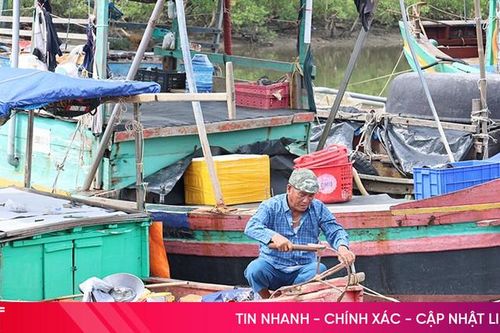 Gấp rút sửa chữa tàu thuyền để kịp vươn khơi khi thời tiết thuận lợi