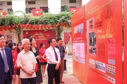 Tái hiện ký ức ngày Độc lập thông qua bìa báo, ký họa, tranh cổ động