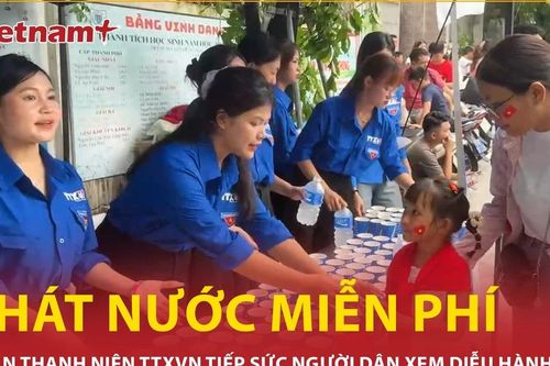 Đoàn Thanh niên TTXVN phát nước miễn phí phục vụ đồng bào xem diễu hành, diễu binh A80