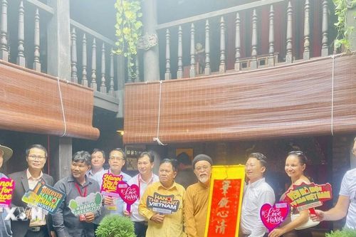 Đoàn phóng viên quốc tế tham quan làng gốm Bát Tràng nhân dịp 80 năm Quốc khánh