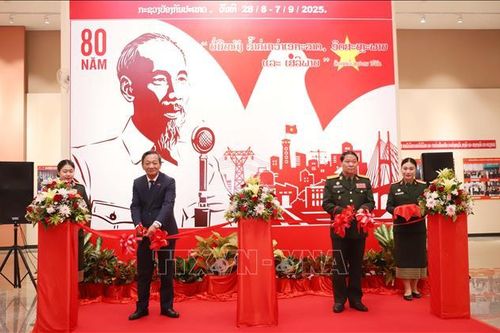 Vun đắp tình hữu nghị Việt Nam - Lào mãi mãi xanh tươi, đời đời bền vững
