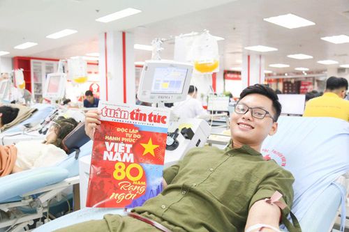 Báo Tin tức và Dân tộc mang không khí A80 đến với người hiến máu