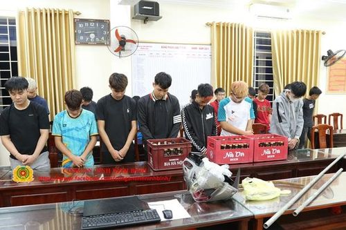 Triệu tập 2 nhóm thanh thiếu niên mang hung khí gây 'náo loạn' đường phố