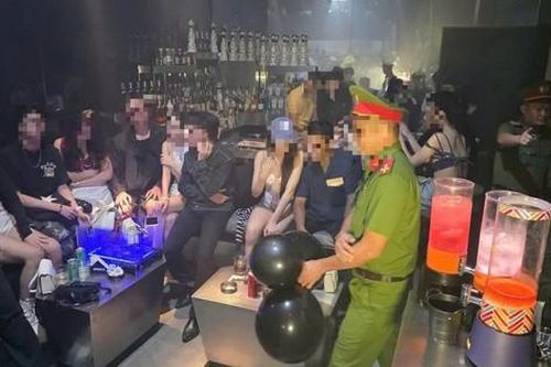 Phát hiện khách dương tính với ma túy và kho hàng 'đen' trong quán pub