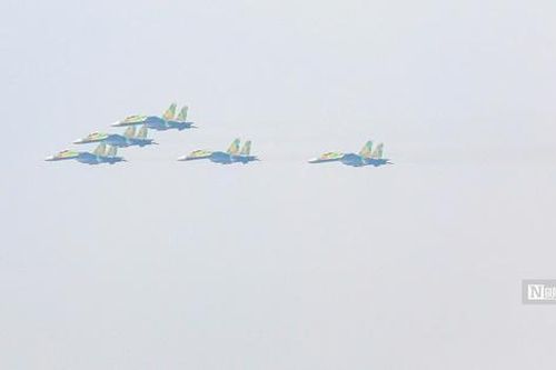 Tiêm kích Su-30MK2 bay lượn trên bầu trời Hà Nội
