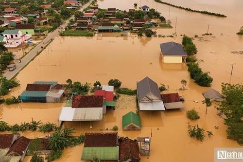 Nước sông dâng cao, hàng trăm ngôi nhà ở Nghệ An ngập sâu