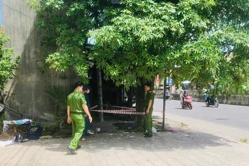 Người phụ nữ phát hiện 2 vật thể rất nguy hiểm khi đang làm vườn