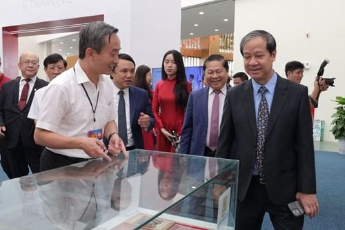 Nhà xuất bản giáo dục Việt Nam tham gia triển lãm thành tựu đất nước