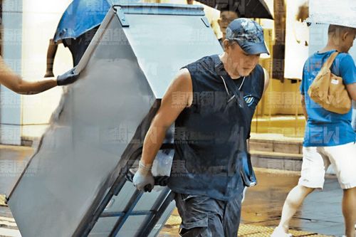 Nam ca sĩ nổi tiếng bị bắt gặp đi làm bốc vác, giao tủ lạnh mưu sinh sau bê bối ngoại tình