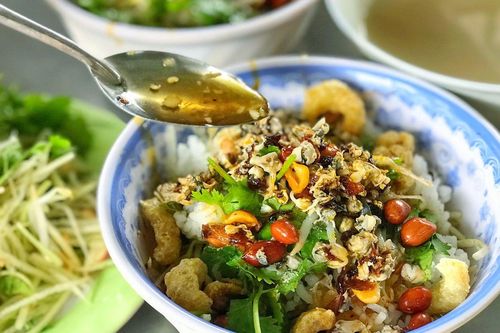 Khám phá loạt món ăn ngon bình dân, giá rẻ khi du lịch Huế