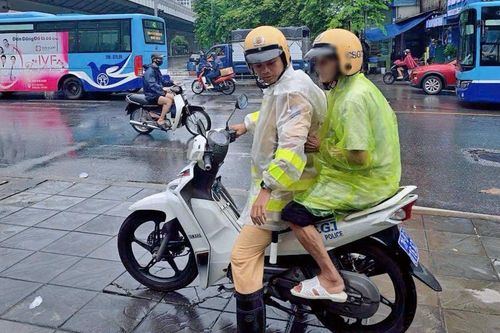 Phát hiện cụ ông đang loay hoay bên đường, Cảnh sát tiếp cận liền tỏ chuyện phía sau