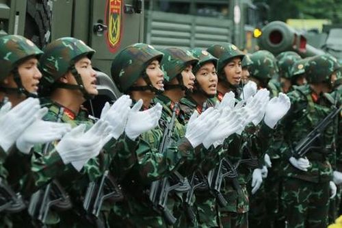 Chiến sĩ Khối pháo binh - tên lửa cùng người dân cất cao tiếng hát 'Việt Nam, Hồ Chí Minh'