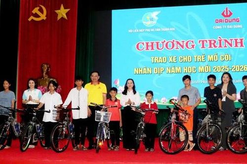 Hội LHPN tỉnh Thanh Hóa tặng quà trẻ mồ côi nhân dịp năm học mới