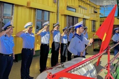 Cờ đỏ sao vàng: Biểu tượng bất diệt trên những con sóng