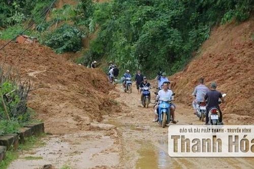 Lực lượng Cảnh sát giao thông cắm chốt, phân luồng tại nhiều điểm sạt lở trên Quốc lộ 47