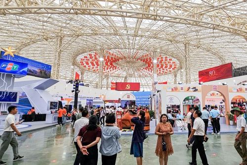 [Phóng sự ảnh]: Những khoảnh khắc ấn tượng tại Triển lãm '80 năm Hành trình Độc lập - Tự do - Hạnh phúc'