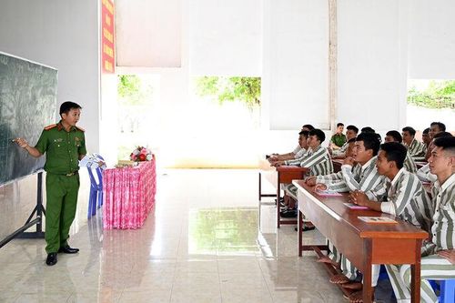 Những người thầy mặc quân phục