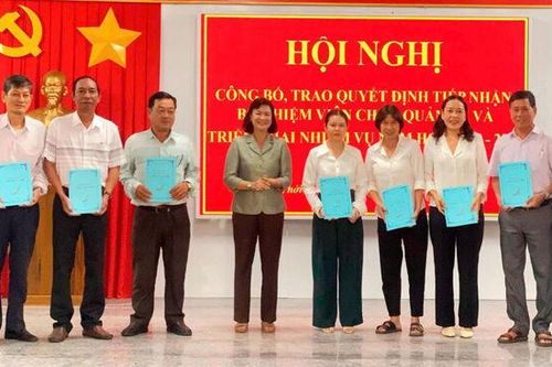 Phường Thới Sơn trao quyết định tiếp nhận, bổ nhiệm viên chức quản lý các điểm trường