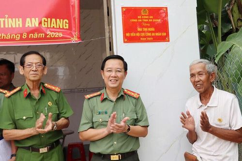 Bàn giao nhà Nghĩa tình cho hội viên Hội Cựu Công an nhân dân