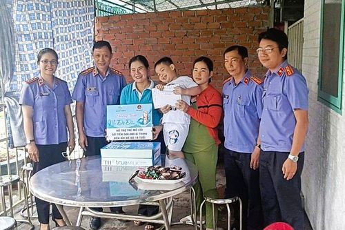 Viện Kiểm sát Nhân dân khu vực số 10 đỡ đầu trẻ mồ côi
