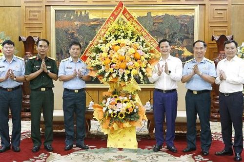 Đoàn công tác Sư đoàn Phòng không 365 thăm, chúc mừng tỉnh Bắc Ninh