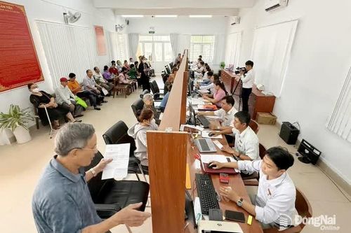 Lãnh đạo chính quyền xã Xuân Hòa trao sổ đỏ đầu tiên