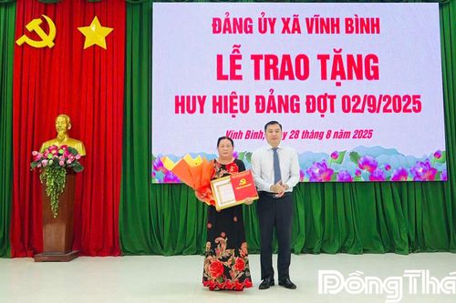 Xã Vĩnh Bình trao tặng Huy hiệu Đảng dịp Lễ 2-9