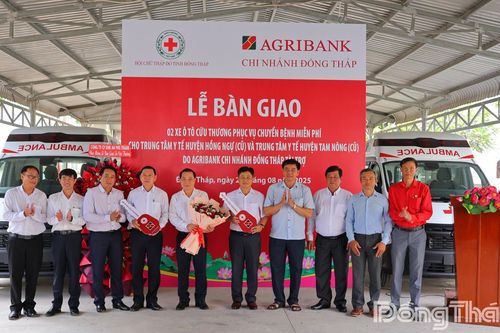 Agribank Chi nhánh Đồng Tháp bàn giao 2 xe cứu thương phục vụ chuyển bệnh miễn phí tại Đồng Tháp