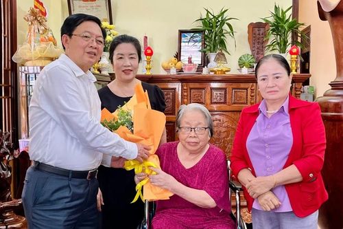 Bí thư Tỉnh ủy Hồ Quốc Dũng thăm, tặng quà các gia đình chính sách