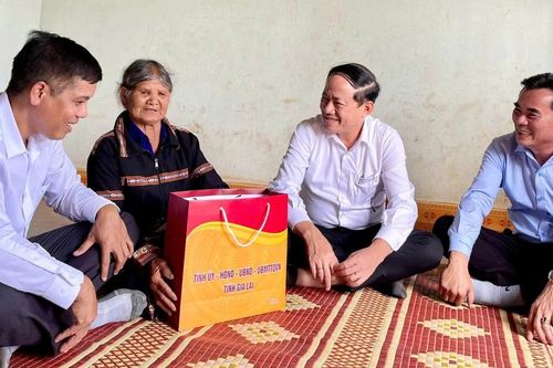 Chủ tịch UBND tỉnh Gia Lai Phạm Anh Tuấn thăm, tặng quà gia đình người có công tiêu biểu