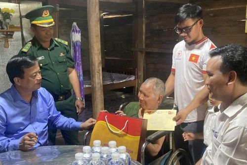 Phó Chủ tịch Thường trực UBND tỉnh Nguyễn Tuấn Thanh thăm, tặng quà các gia đình chính sách