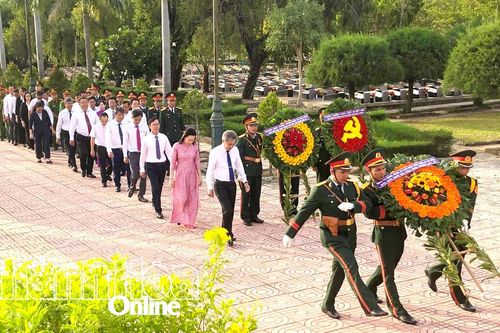 Viếng nghĩa trang liệt sĩ nhân kỷ niệm 80 năm Quốc khánh