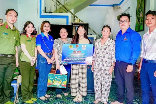 Đoàn Thanh niên - Hội Phụ nữ Phòng Hậu cần Công an tỉnh trao quà hỗ trợ các học sinh nhận đỡ đầu