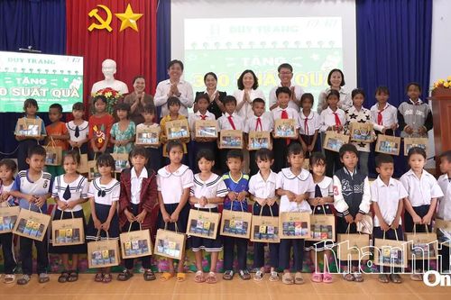 Báo và Phát thanh, Truyền hình Khánh Hòa và Công ty Cổ phần Rong biển DT Khánh Hòa trao 300 suất quà cho học sinh xã Tây Khánh Vĩnh