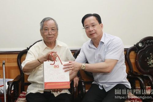 Thường trực Tỉnh ủy thăm, tặng quà các đồng chí nguyên lãnh đạo tỉnh, nguyên lãnh đạo Quân khu 1